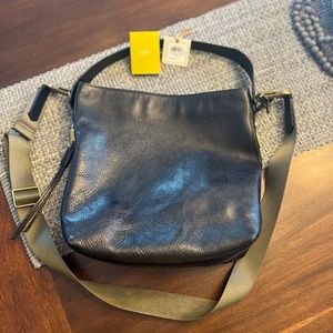 Gently used small Maya Hobo purse
Old English brass hardware
Zip closure